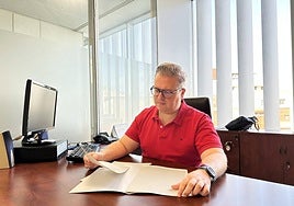 Santiago Agulló durante sus labores como edil de Educación y Cementerio.