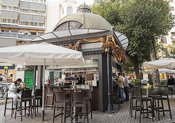 Terraza en la plaza Calvo Sotelo de Alicante.
