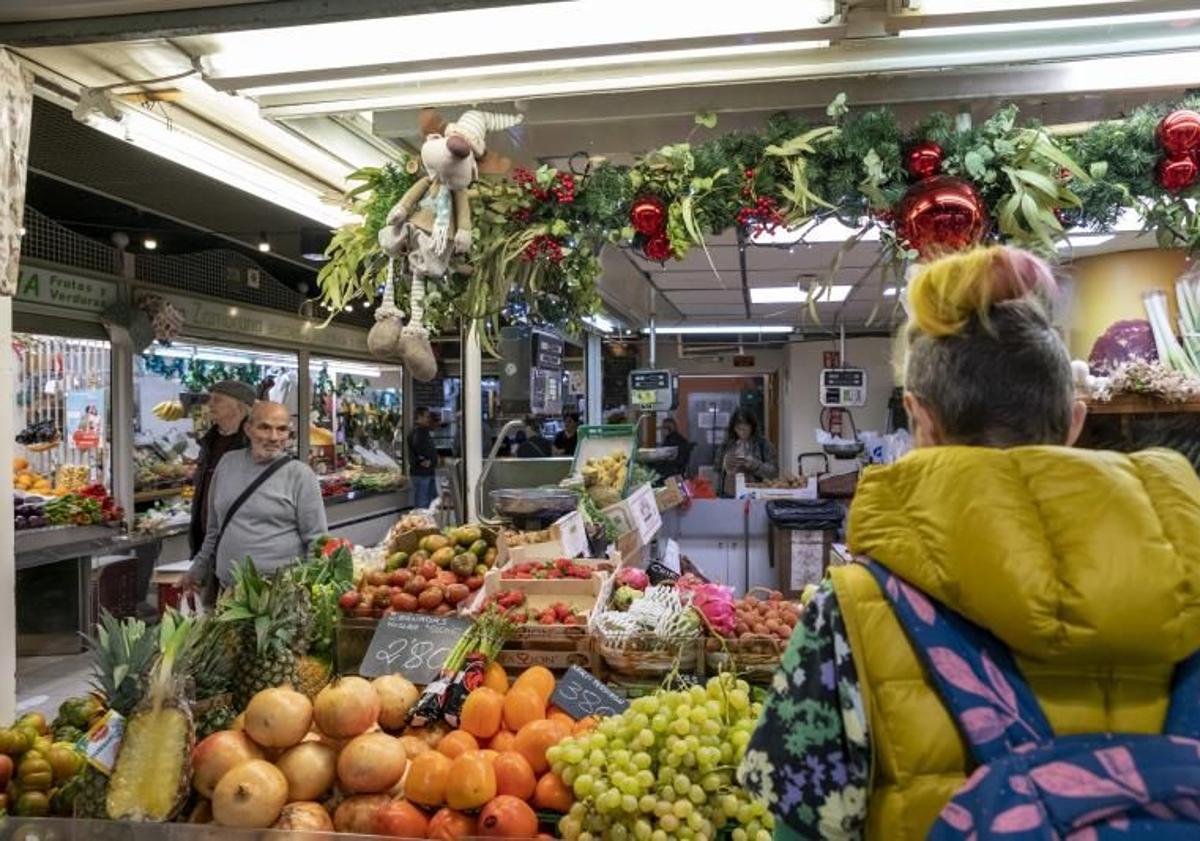 Imagen principal - Puestos del Mercado Central de Alicante. 