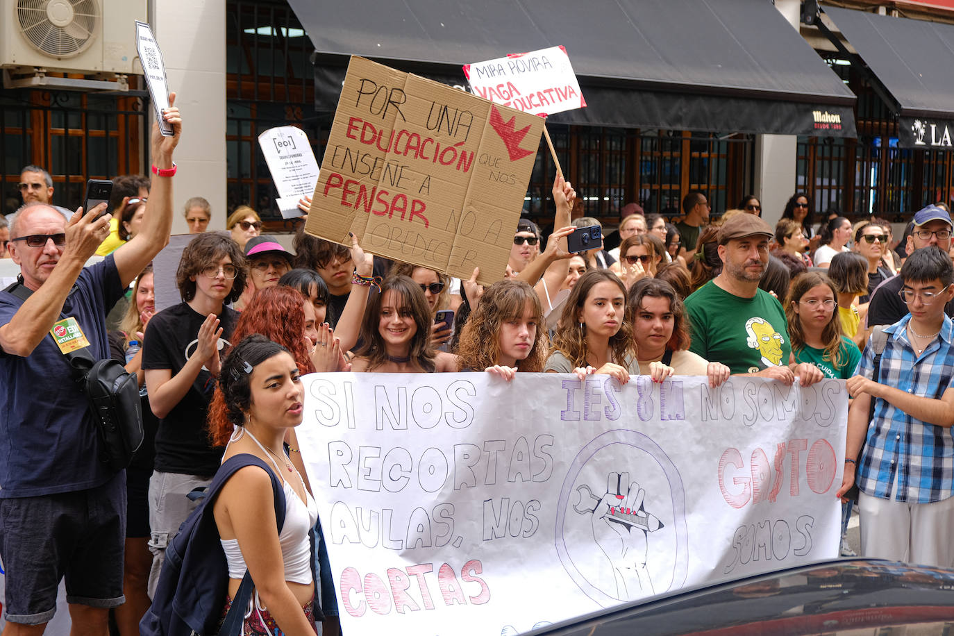 Concentración frente a la Conselleria de Educación en Alicante