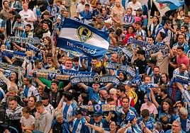 Celebración del ascenso del Hércules en la plaza del Ayuntamiento.