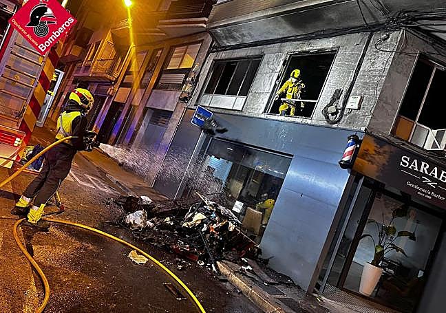 Trabajos de extinción del fuego.