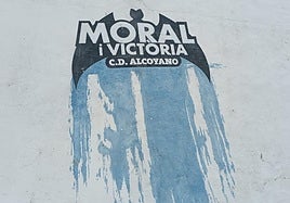 Escudo del CD Alcoyano pintado en la fachada del campo municipal de El Collao.