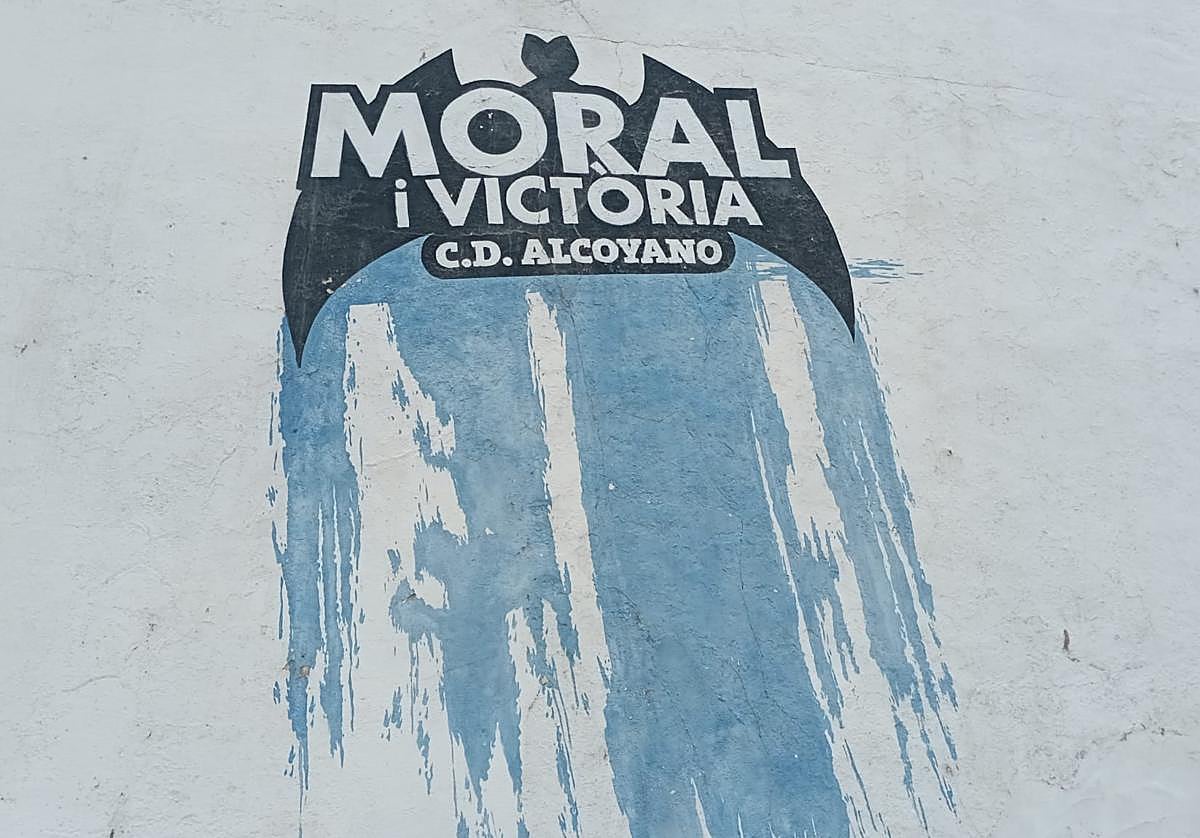 Escudo del CD Alcoyano pintado en la fachada del campo municipal de El Collao.