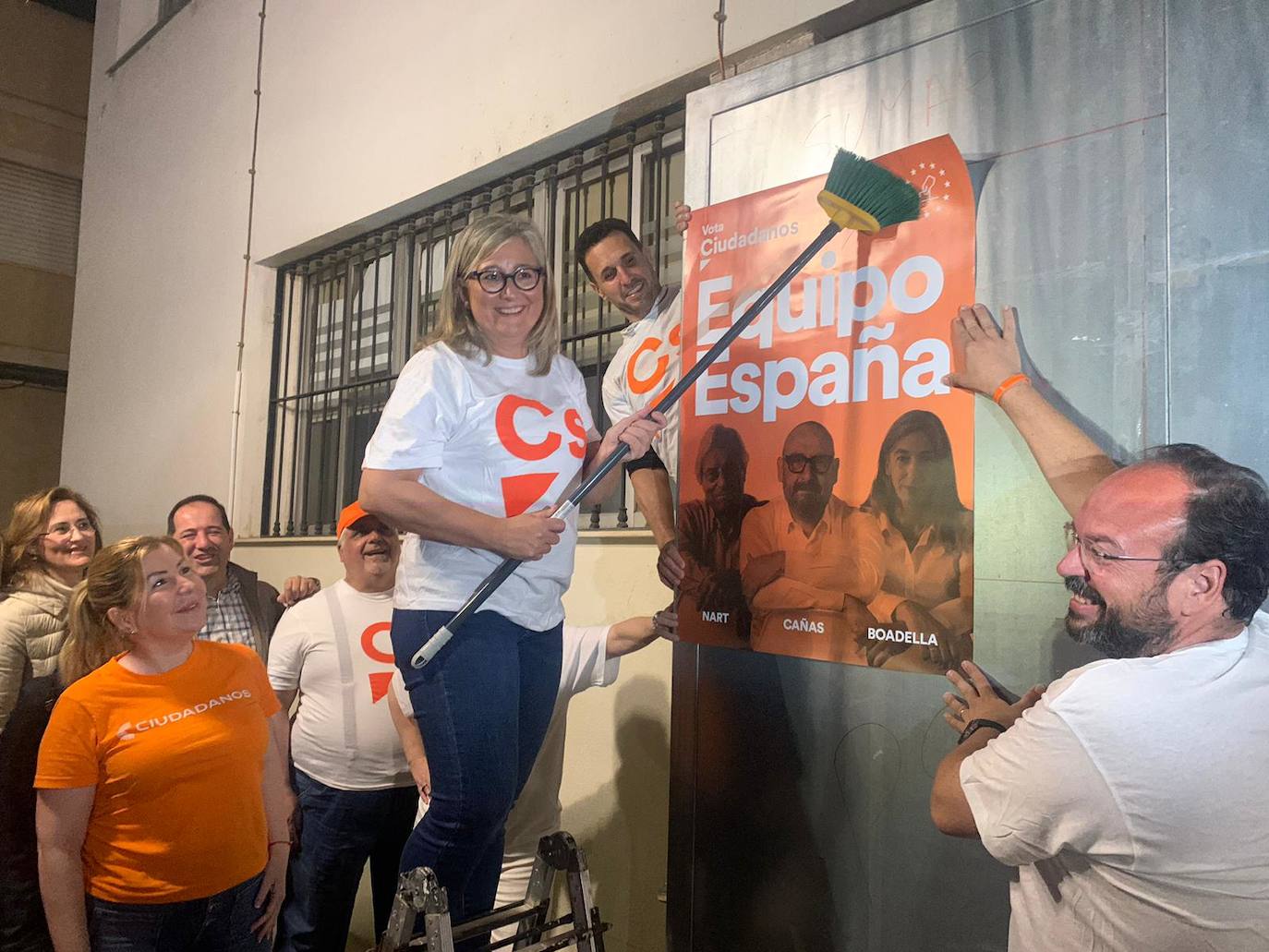 Arranca en Alicante la campaña electoral europea con la tradicional pegada de carteles