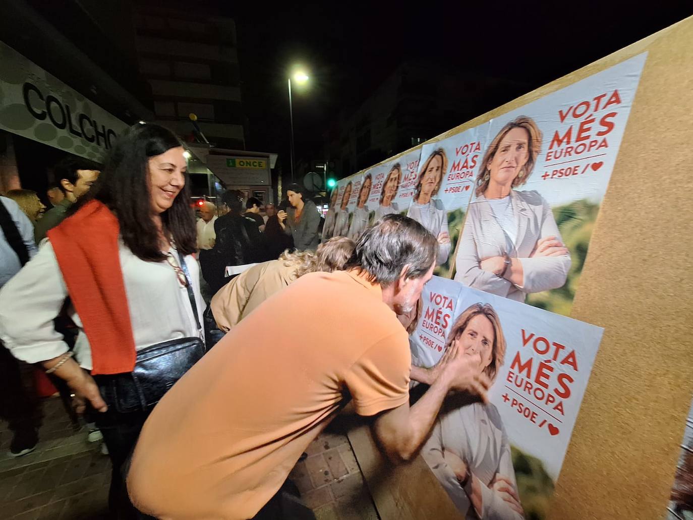 Arranca en Alicante la campaña electoral europea con la tradicional pegada de carteles