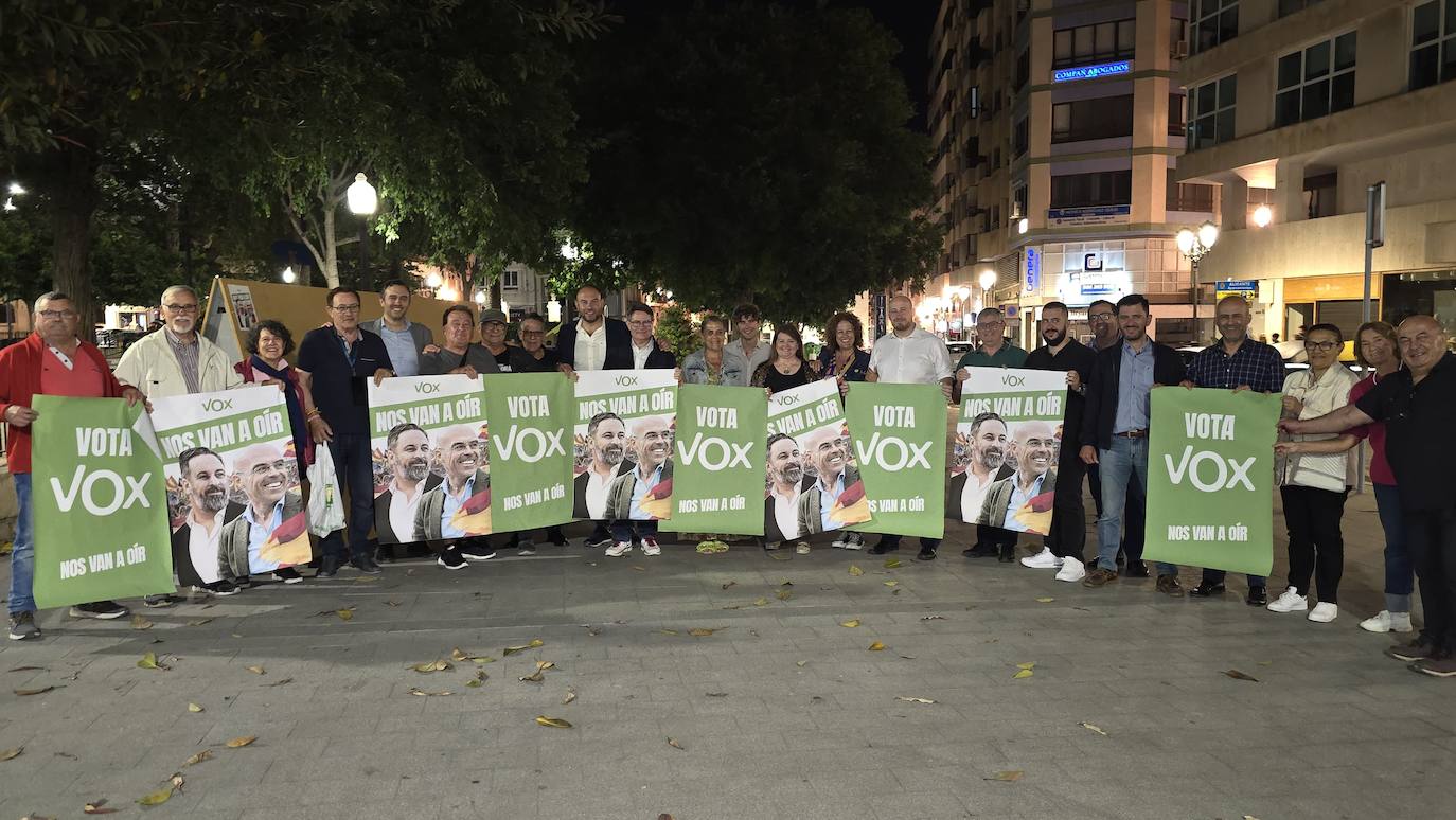 Arranca en Alicante la campaña electoral europea con la tradicional pegada de carteles
