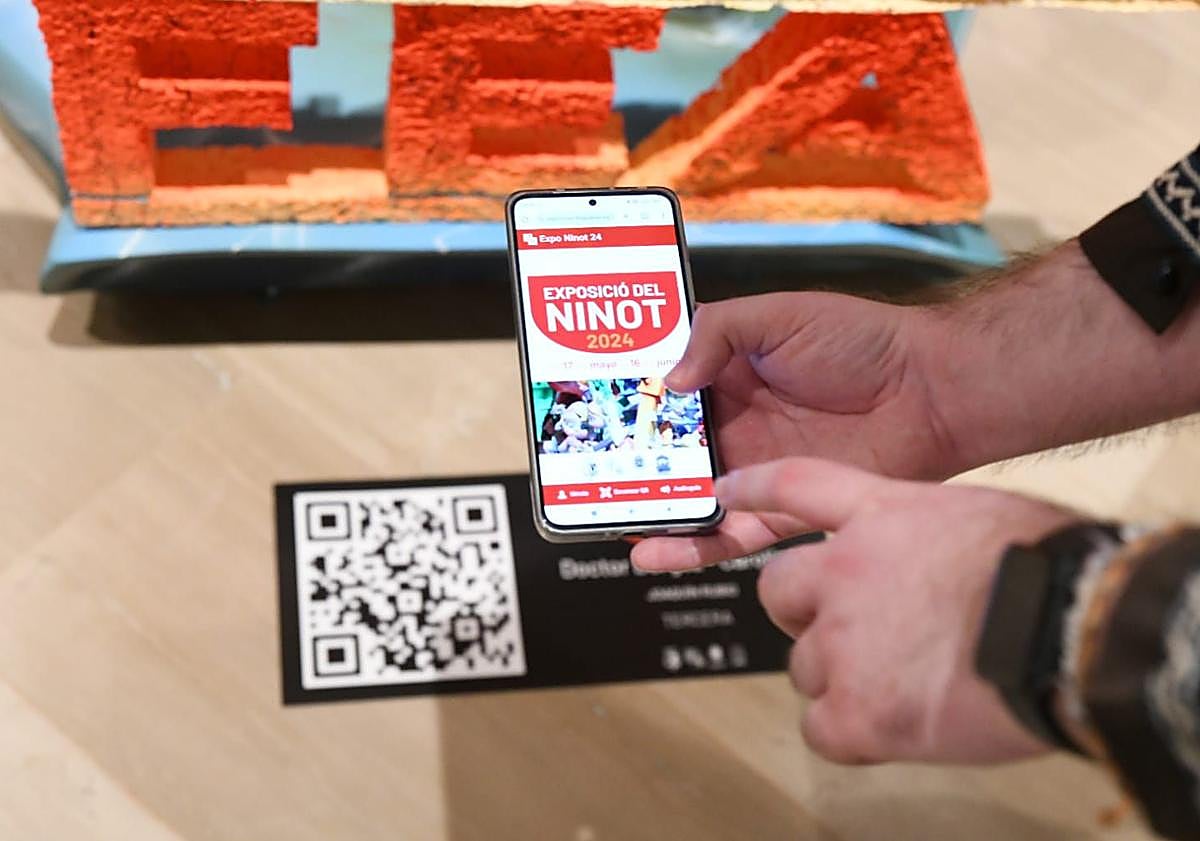 Imagen principal - 1. Escaneando el qr de la aplicación. 2. Fran García y Aitana Gómez comprueban los enlaces de la web. 3. Inauguración de la exposición del Ninot. Miriam Gil Albert
