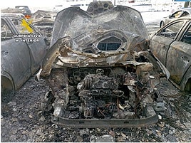 Varios de los vehículos calcinados en el puerto de Xàbia.