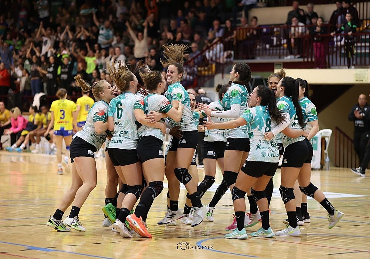 Las jugadores del Atticgo Elche celebran el título en un Centro Deportivo Tiro de Pichón abarrotado.