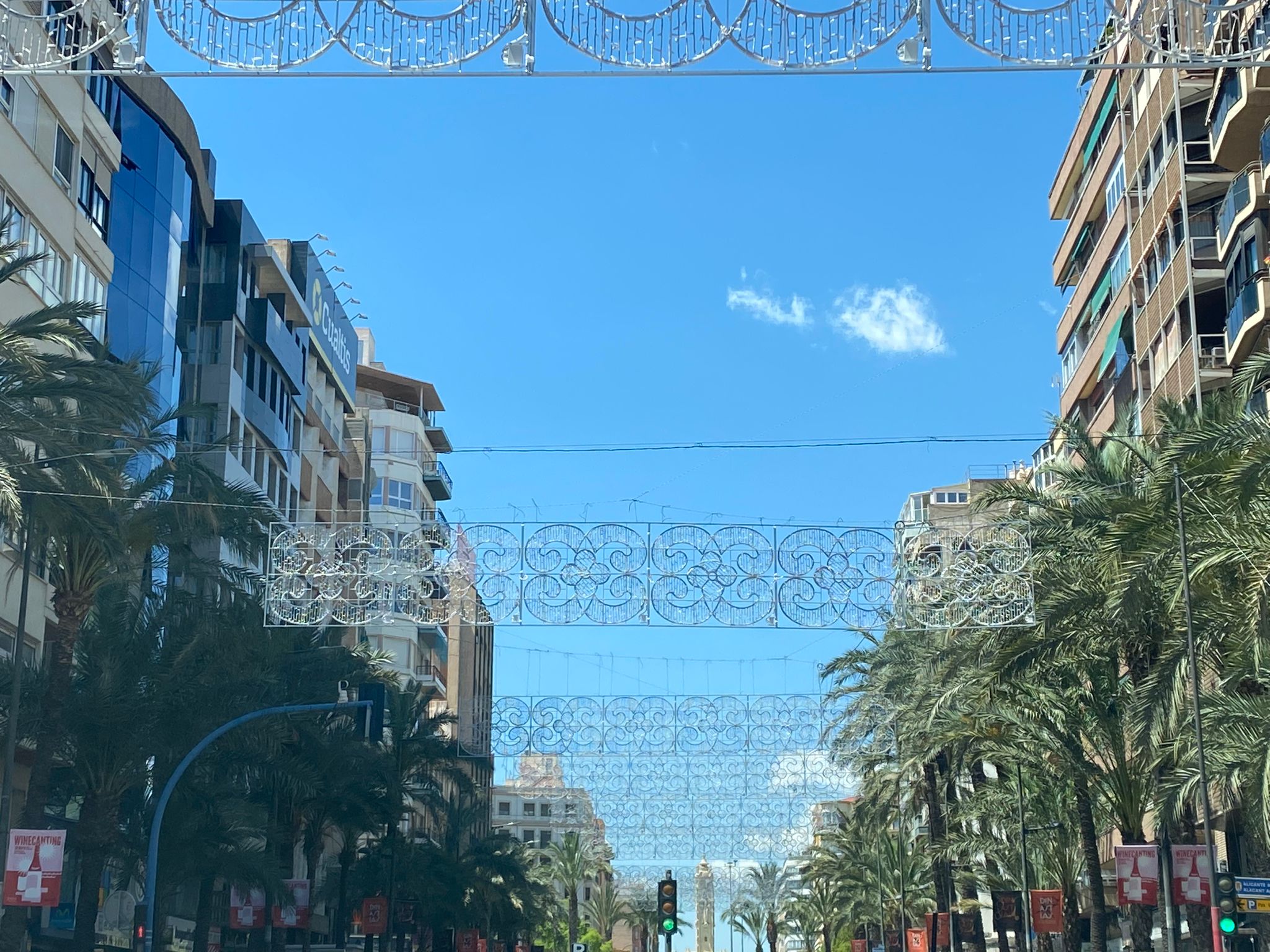 Las luces y guirnaldas salen al recorrido oficial de las Hogueras de Alicante