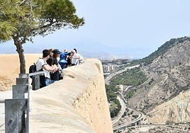 Turistas en el Castillo de Santa Bárbara.