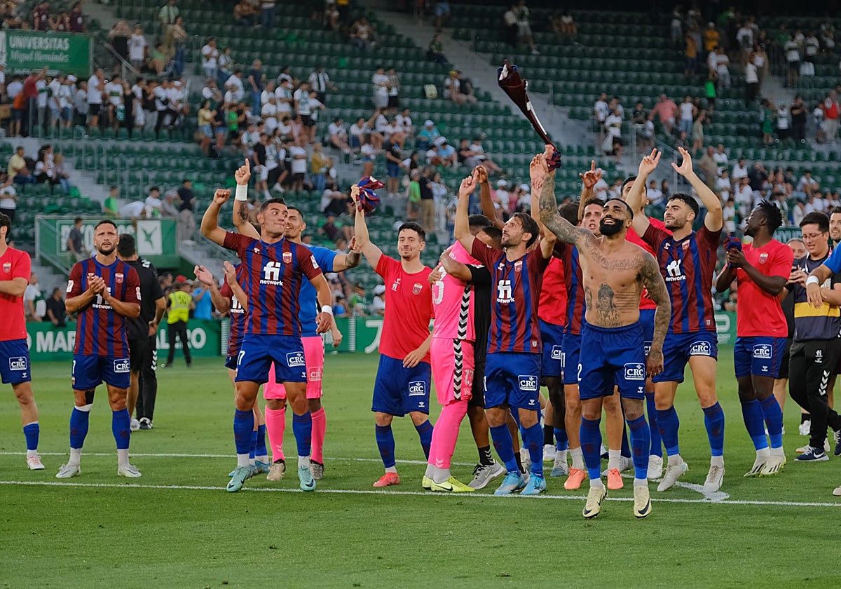 Los jugadores del Eldense festejan con sus seguidores la permanencia en el césped del Martínez Valero.