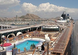 Cruceros atracados en el puerto de Alicante.