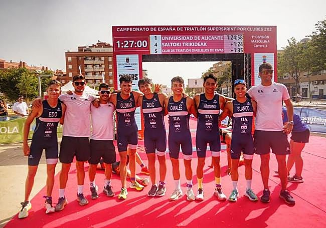 Equipo de triatlón de la Universidad de Alicante.