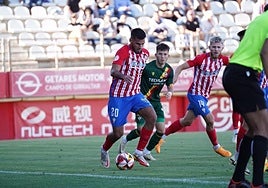 Mario García conduce un balón con el Algeciras.
