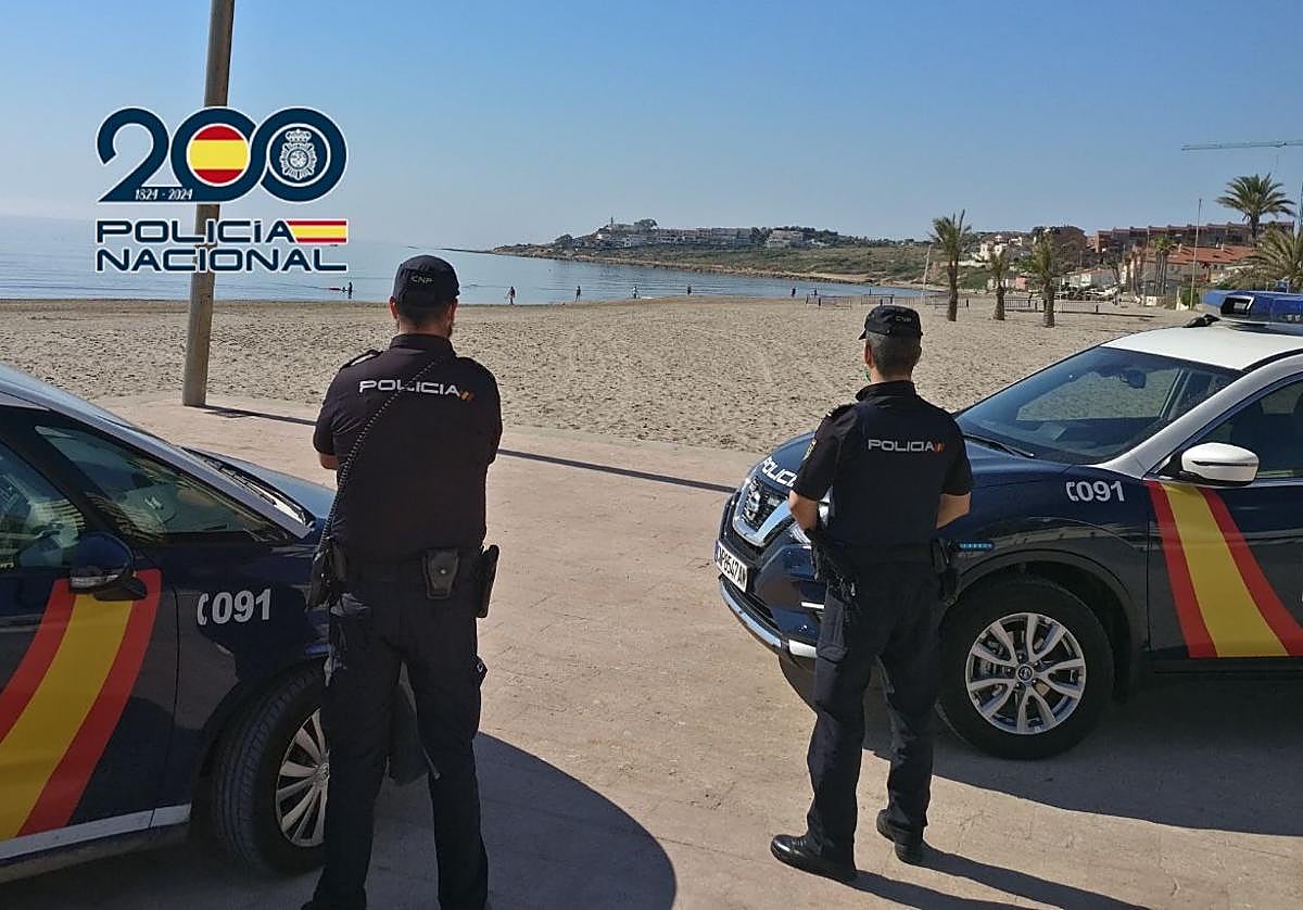 Agentes de la Policía Nacional en el Cabo de las Huertas.