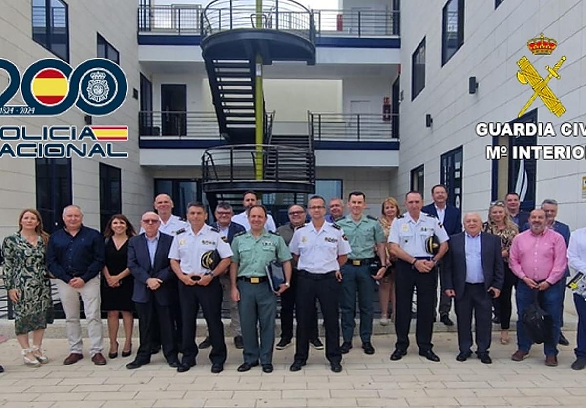 Foto de familia de la reunión celebrada en el Polígono de las Atalayas.