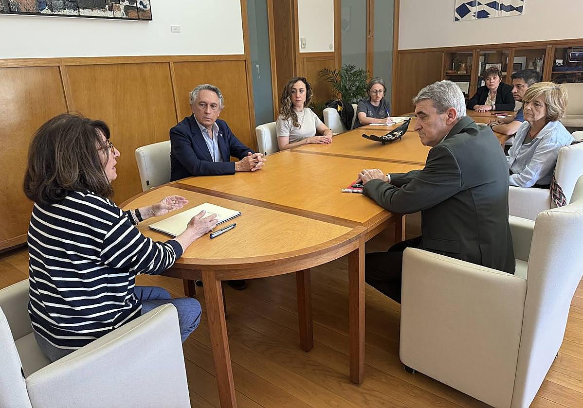 Reunión entre los responsables del Hospital de Alcoi y la Universidad de Alicante.