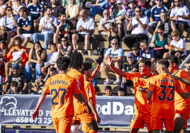 Los jugadores chocan la mano durante el partido.