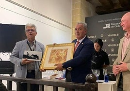 Los presidentes de la DO Alicante y Málaga, en el intercambio de obsequios.