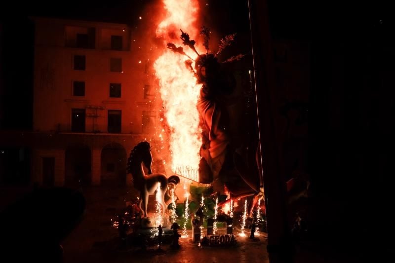 Imagen principal - Alicante adelanta el concurso y elegirá las hogueras oficiales de 2025 a mitad de julio