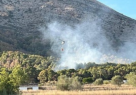 Un helicóptero, en las labores de extinción del fuego.