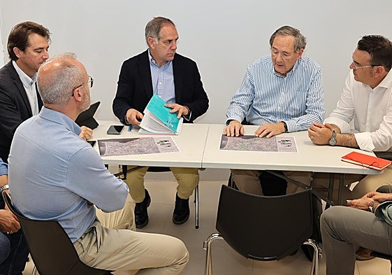 Reunión del secretario autonómico de Infraestructuras con los alcaldes de Sant Joan y Mutxamel, con el concejal de Movilidad de Alicante.