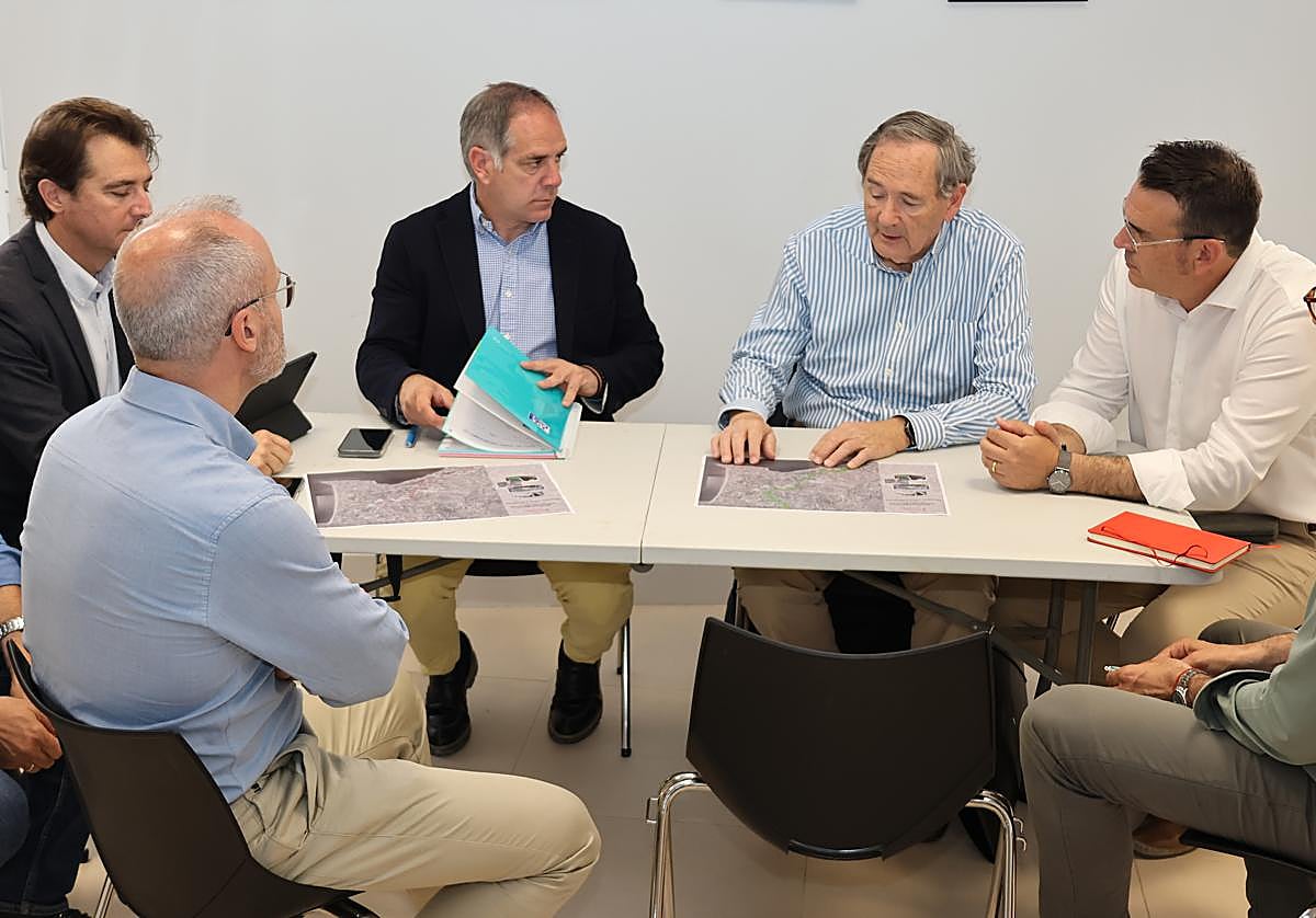 Reunión del secretario autonómico de Infraestructuras con los alcaldes de Sant Joan y Mutxamel, con el concejal de Movilidad de Alicante.