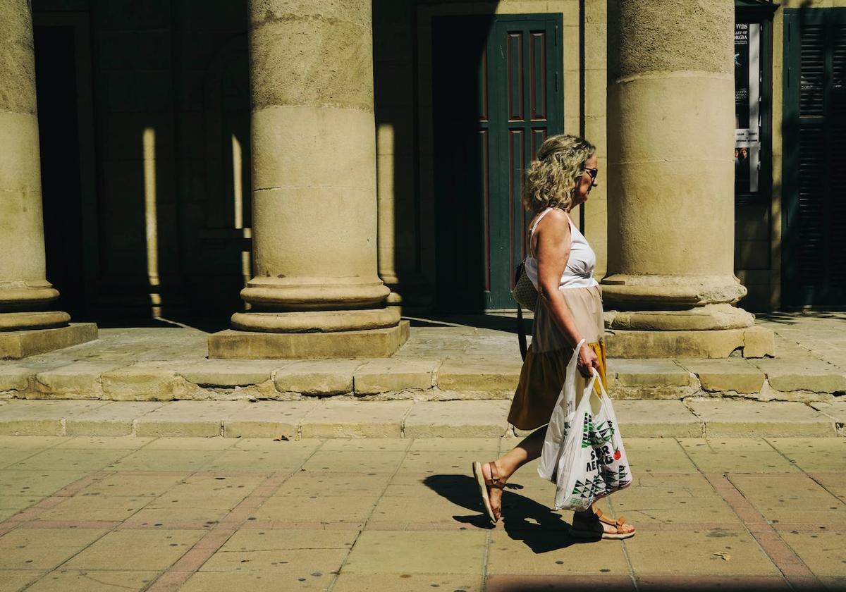 Una vecina de Alicante pasea frente al Teatro Principal.