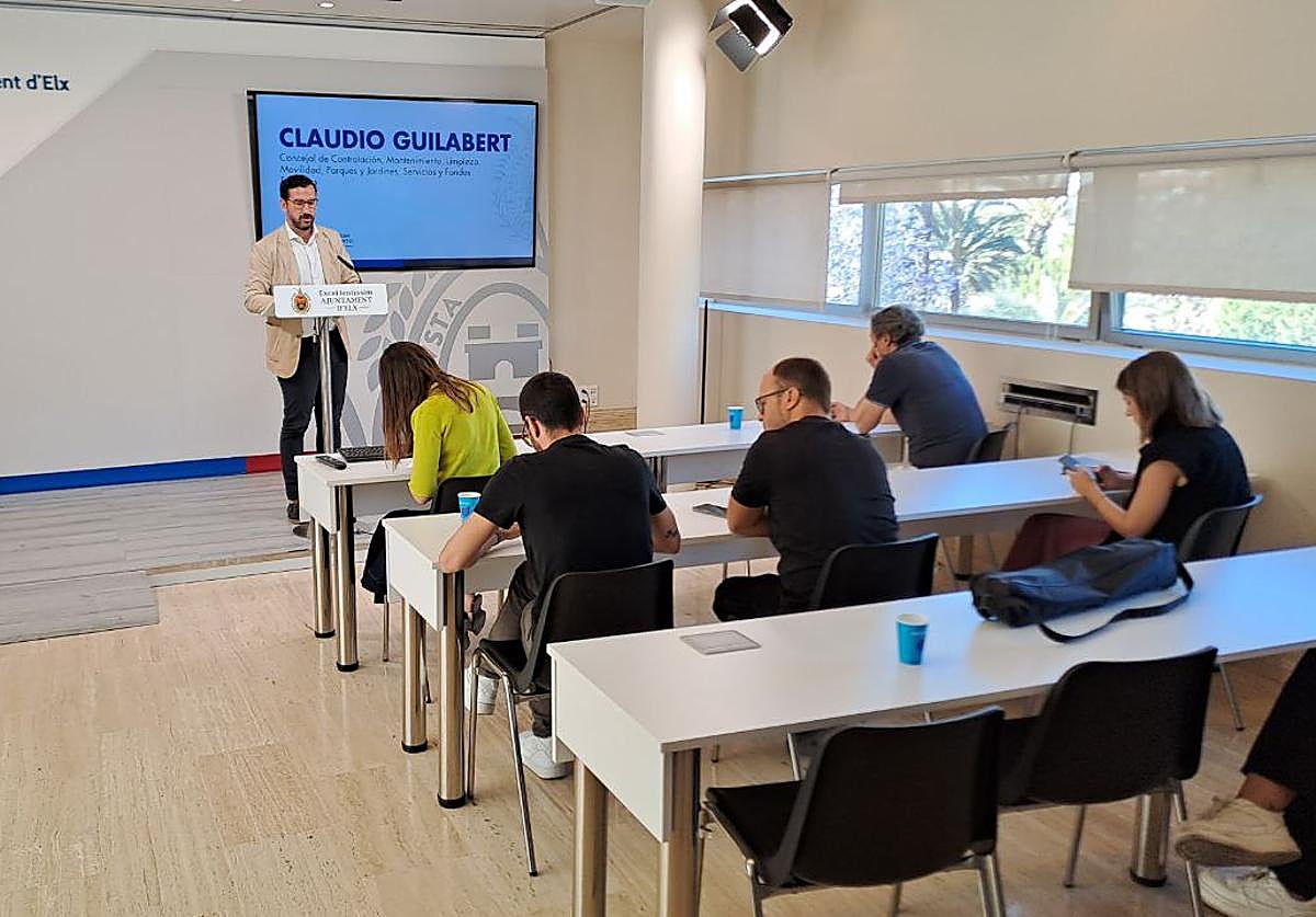 El concejal de Movilidad, Claudio Guilabert, explica los cambios en la ORA.