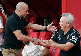 Paco López saluda a Aguirre antes del Granada-Mallorca.