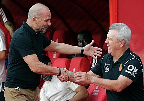 Paco López saluda a Aguirre antes del Granada-Mallorca.