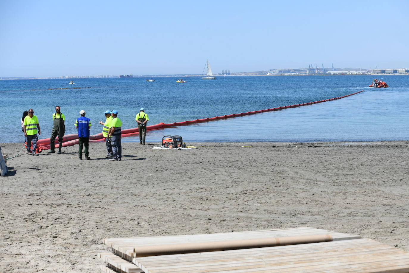 Simulacro por vertido contaminante en la playa de la Almadraba de Alicante