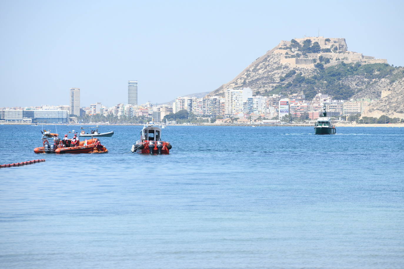 Simulacro por vertido contaminante en la playa de la Almadraba de Alicante
