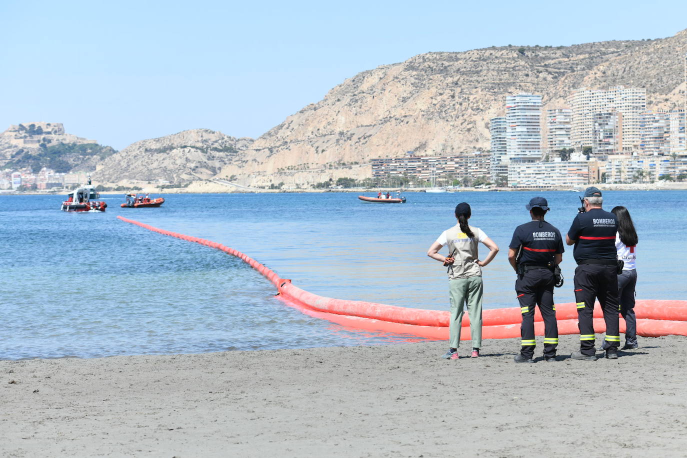 Simulacro por vertido contaminante en la playa de la Almadraba de Alicante