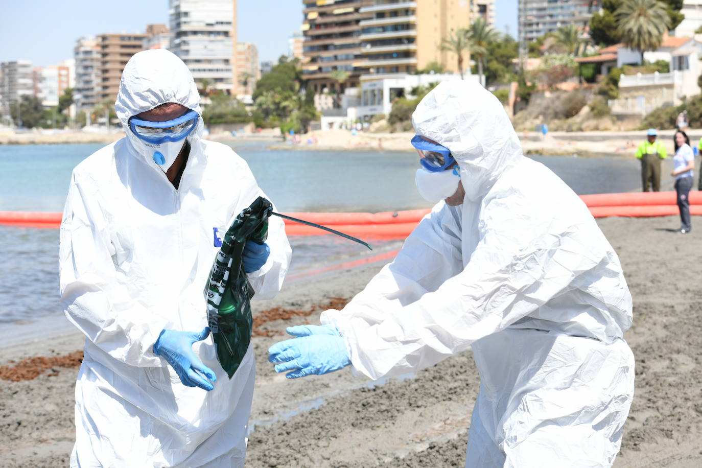 Simulacro por vertido contaminante en la playa de la Almadraba de Alicante