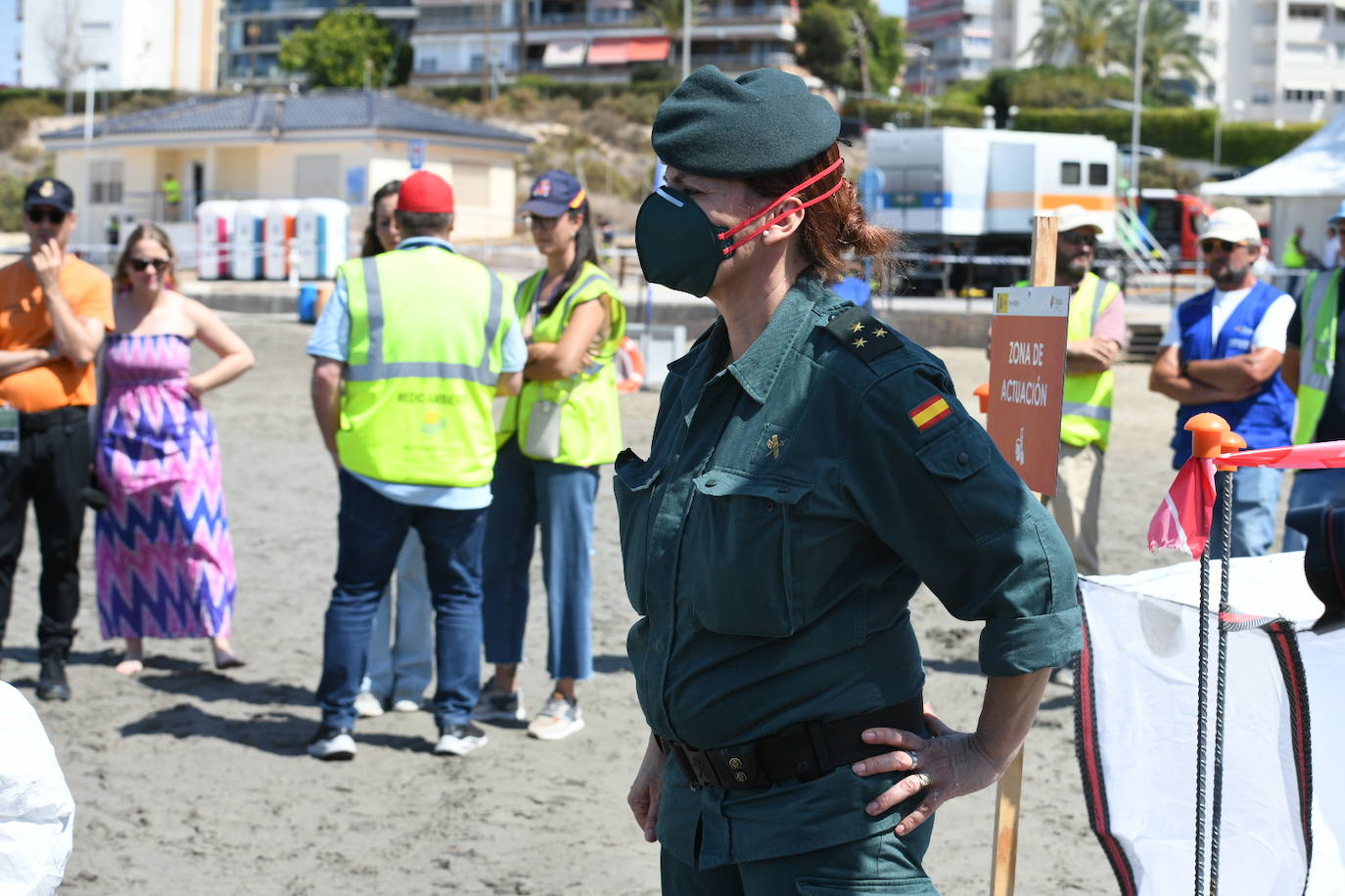 Simulacro por vertido contaminante en la playa de la Almadraba de Alicante