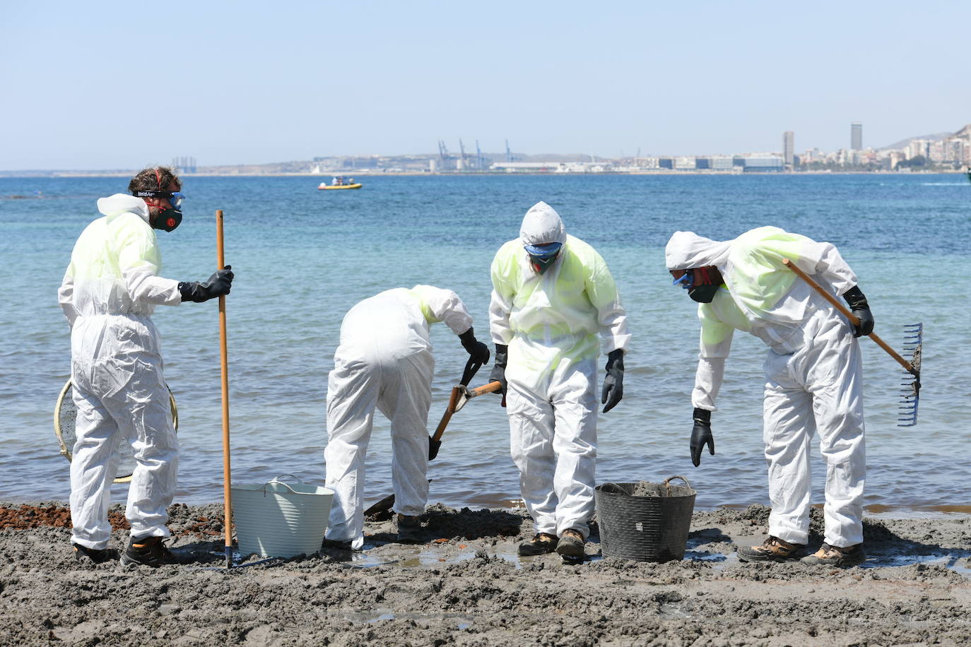 Simulacro por vertido contaminante en la playa de la Almadraba de Alicante