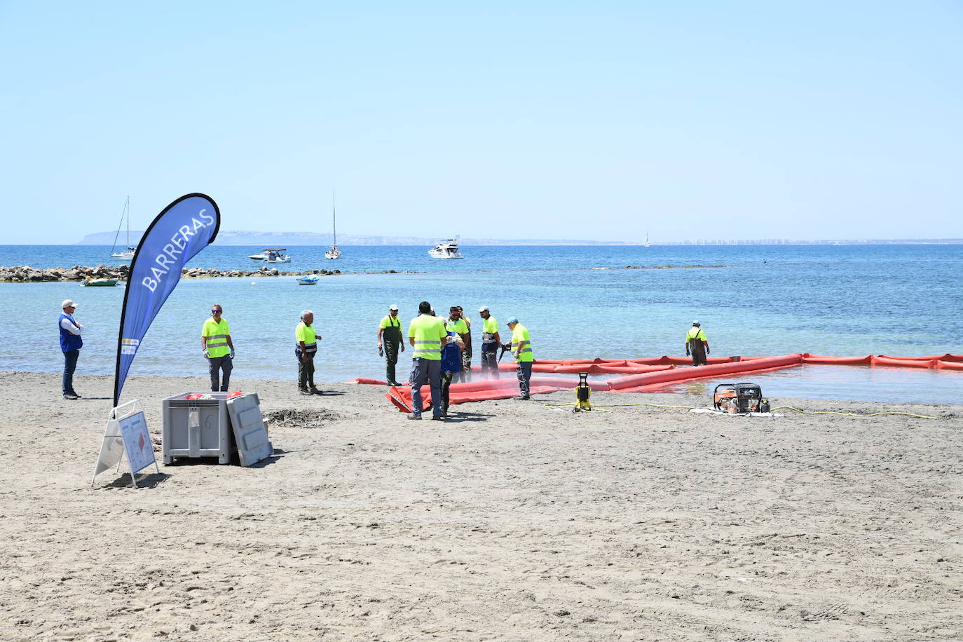Simulacro por vertido contaminante en la playa de la Almadraba de Alicante