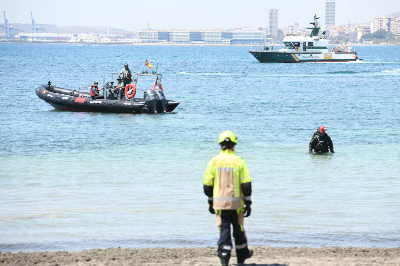 Simulacro por vertido contaminante en la playa de la Almadraba de Alicante