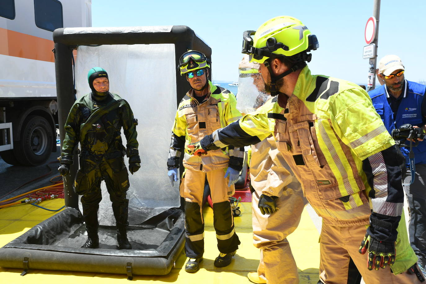 Simulacro por vertido contaminante en la playa de la Almadraba de Alicante