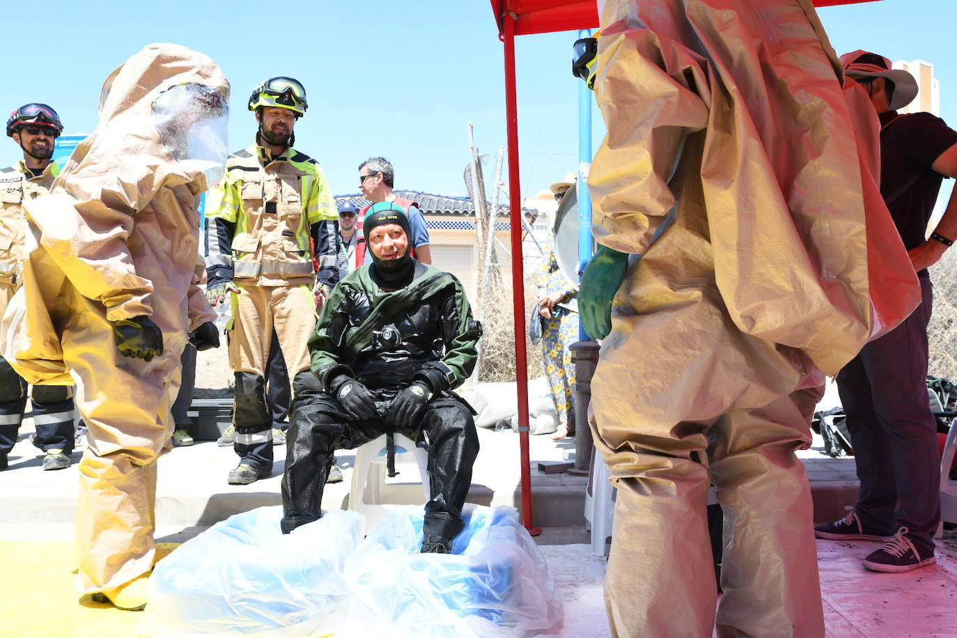 Simulacro por vertido contaminante en la playa de la Almadraba de Alicante