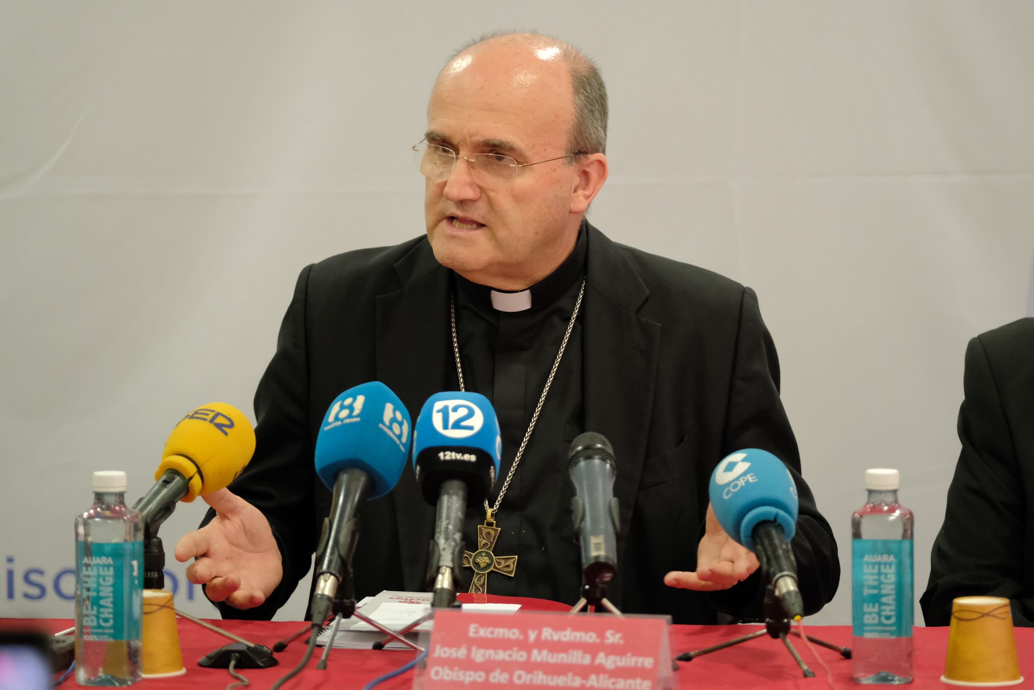 Imagen secundaria 1 - (Abajo izquierda) El obispo Juan Ignacio Munilla. (Abajo derecha) Victor Mellado Pomares, director general de Cáritas.