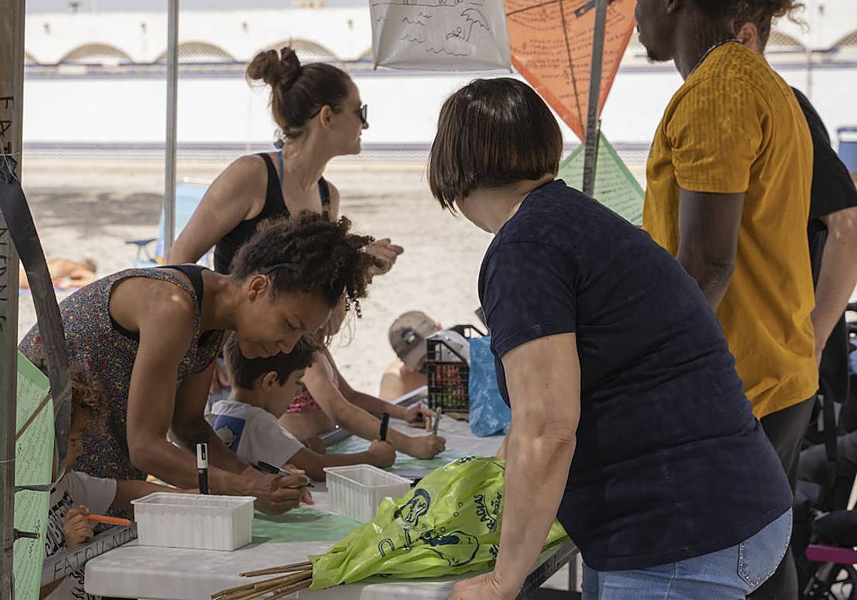 Imagen principal - Imágenes del taller de elaboración de cometas.