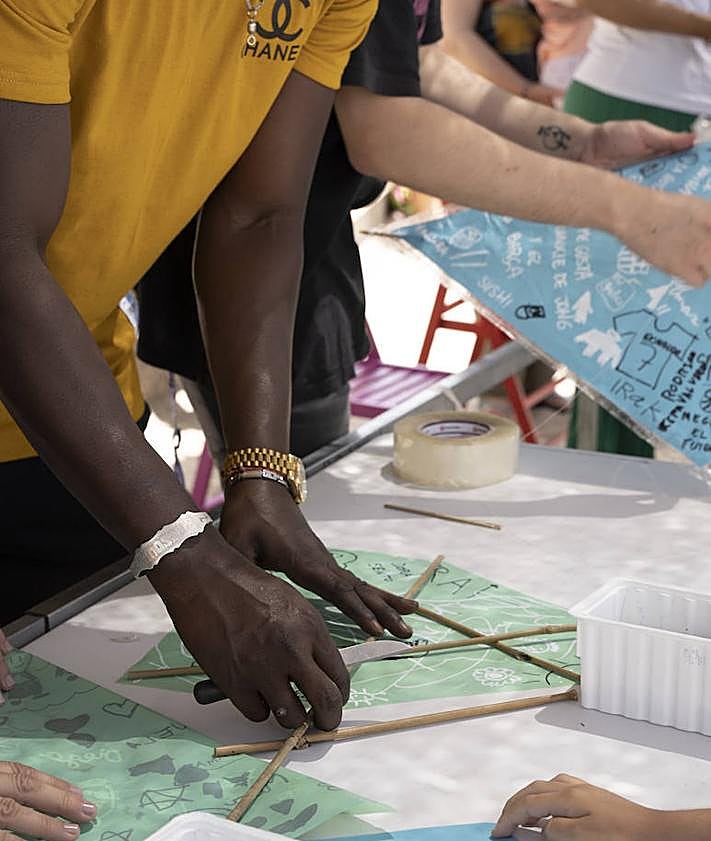 Imagen secundaria 2 - Imágenes del taller de elaboración de cometas.