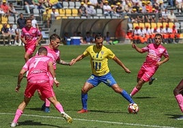 Miguel de las Cuevas, rodeado de jugadores rivales.