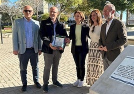 El alcalde de El Campello, Juanjo Berenguer, con la familia de Rafael Altamira.
