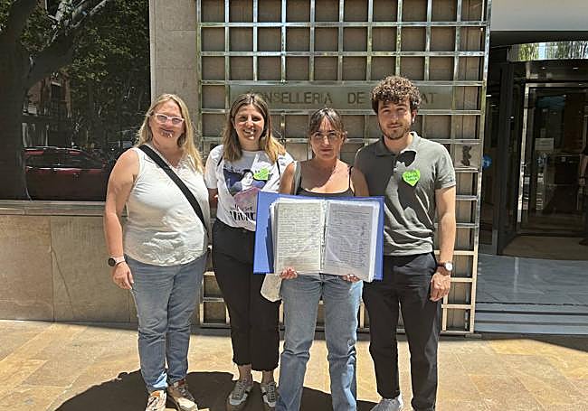 Integrantes de la Plataforma, antes de entregar las firmas en la sede de la Conselleria de Sanidad en Valencia.