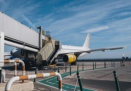 Un avión en el aeropuerto de Alicante.
